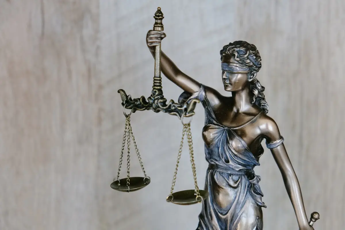 Balança da justiça representando atuação de advogado bancário