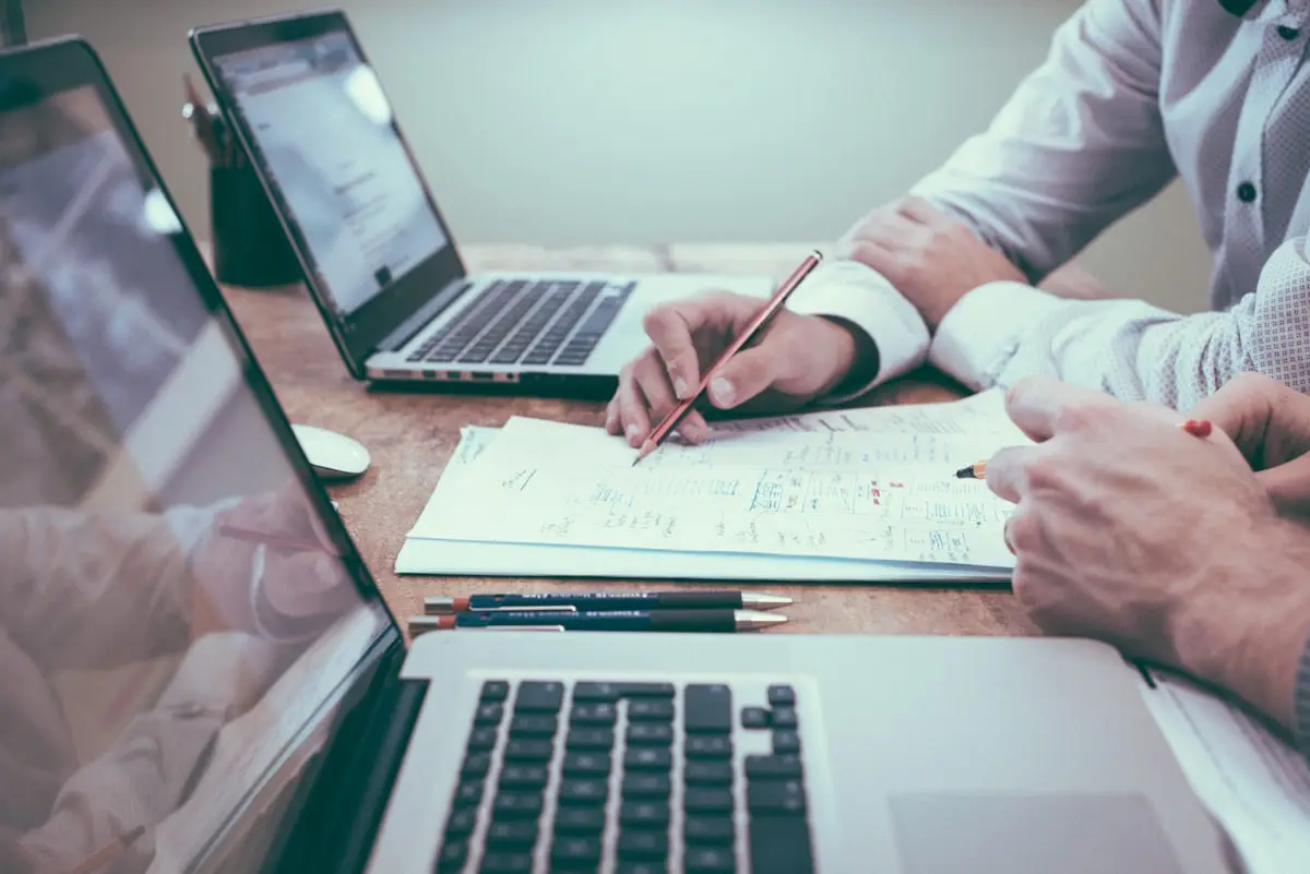 Empresário organizando finanças e passivos bancários da empresa